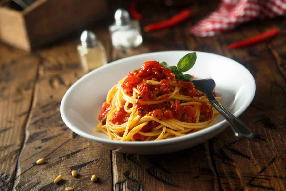 spaghetti pinoli e pomodori