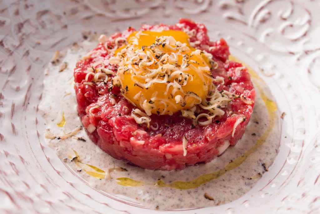 tartare di carne con uovo