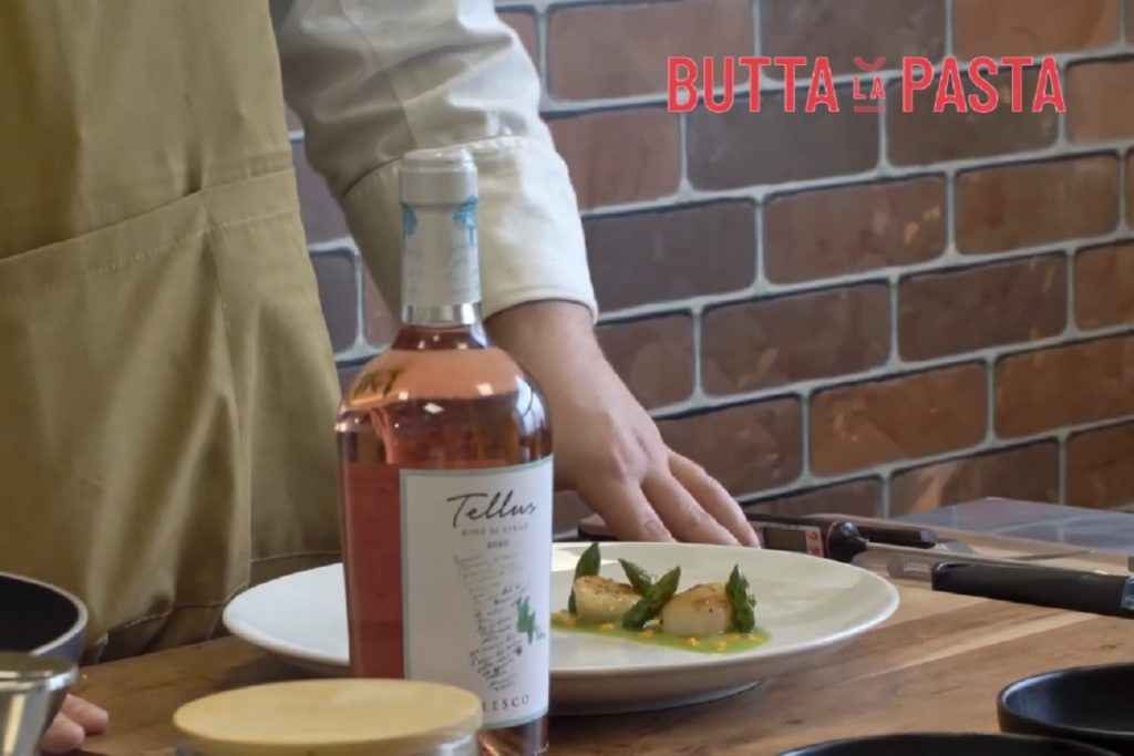 Tellus Rosè di Syrah Famiglia Cotarella con le capesante agli asparagi di chef Leonardo Perisse