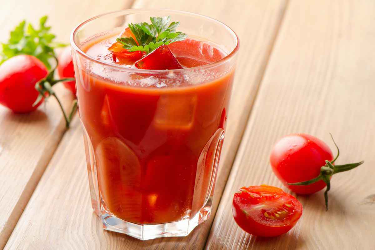 aperitivo con cocktail analcolico al pomodoro