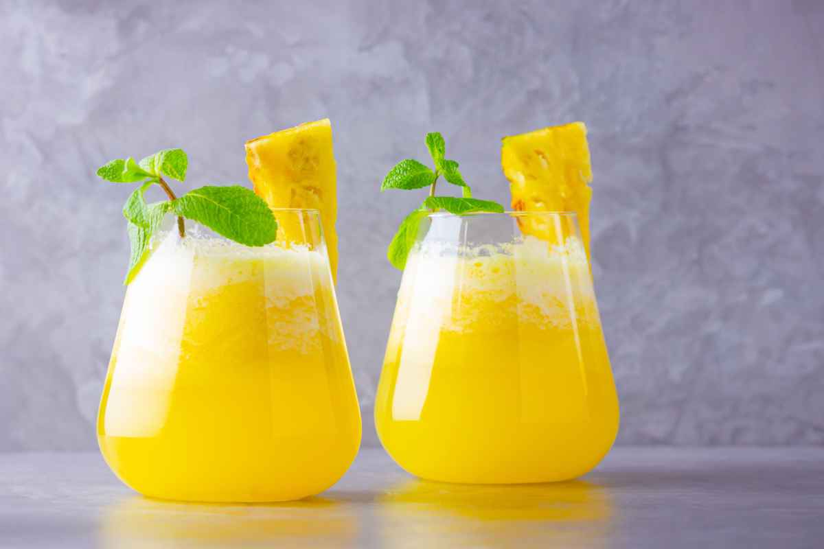 bicchieri pieni di cocktail analcolico ananas e menta