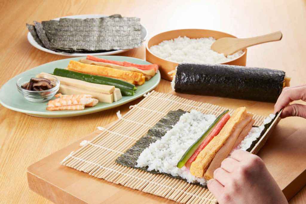 come arrotolare il sushi