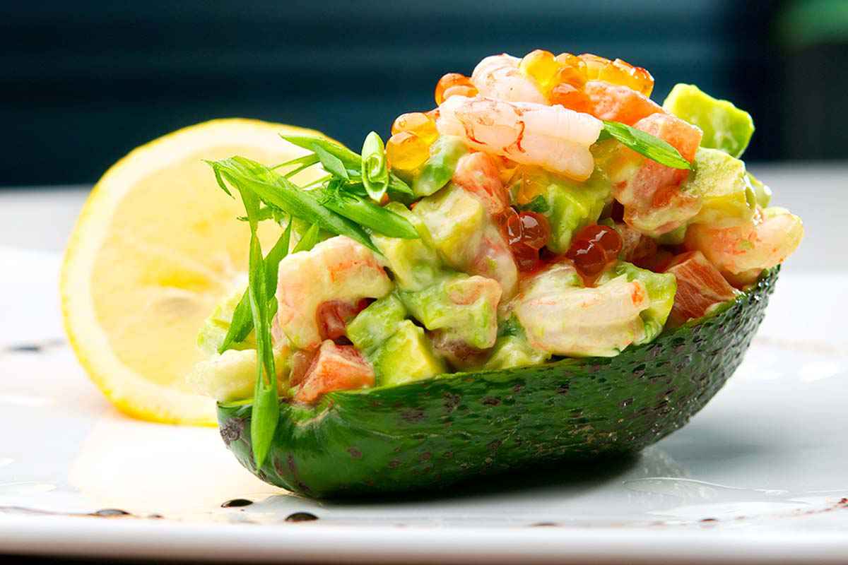 Insalata esotica di avocado e gamberi