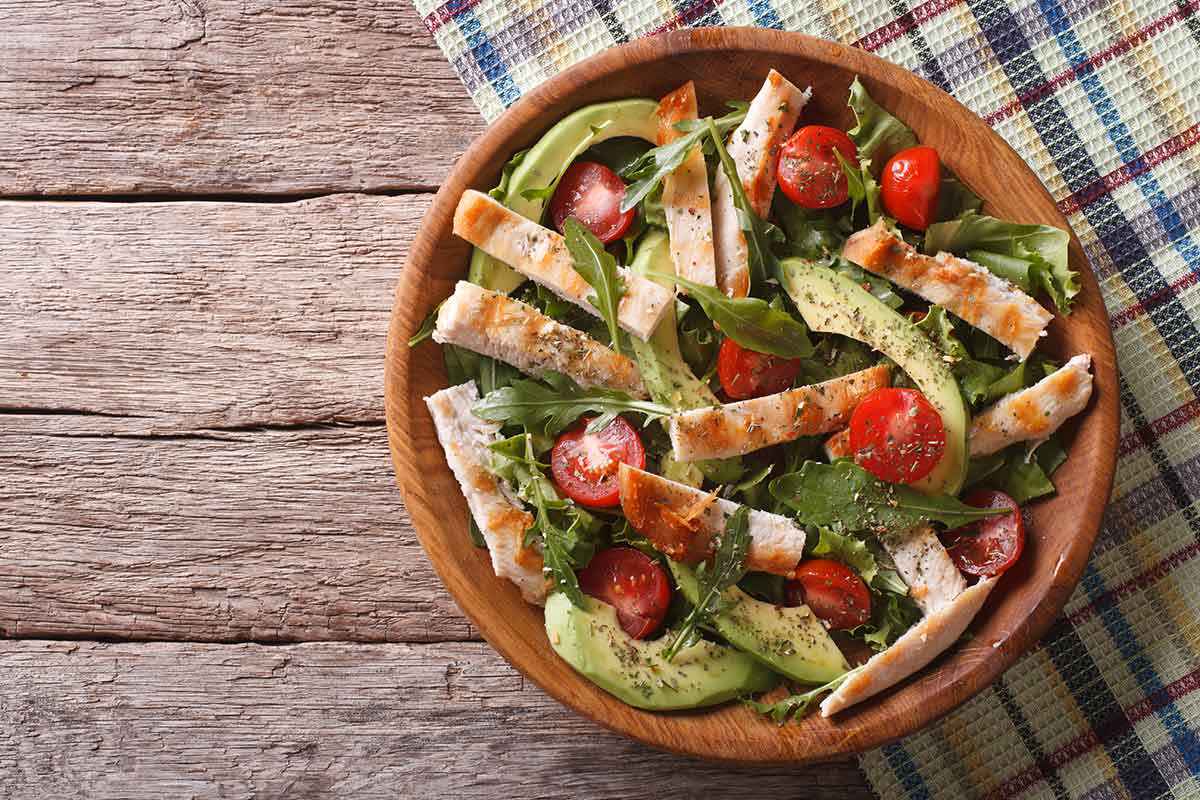 Insalata di avocado con pollo e pomodori