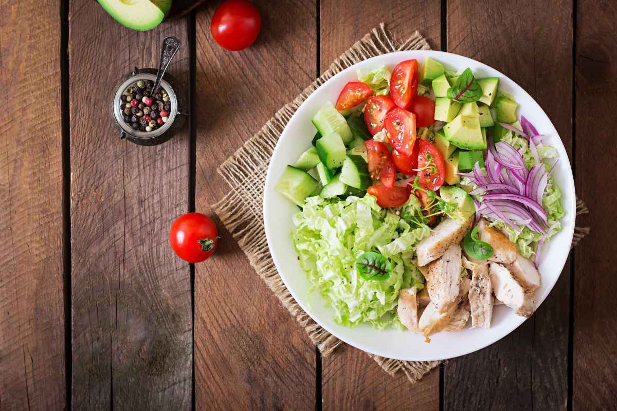 insalata di pollo avocado e verdure