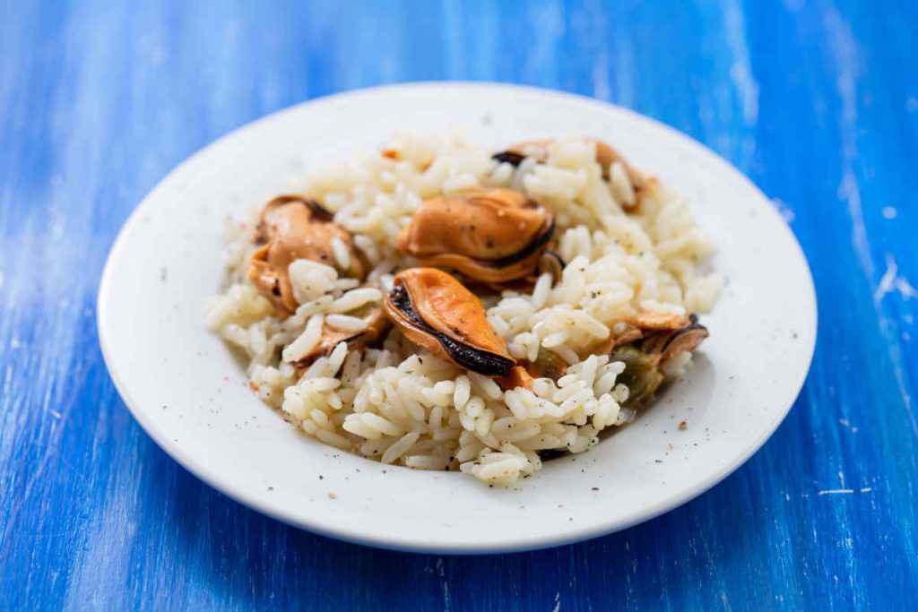 piatto di insalata di riso con cozze