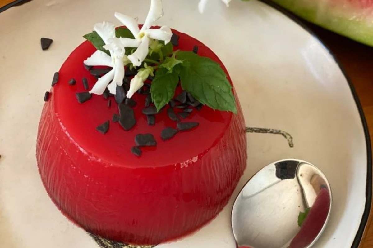 gelo di melone con gocce di cioccolato e fiori di gelsomino