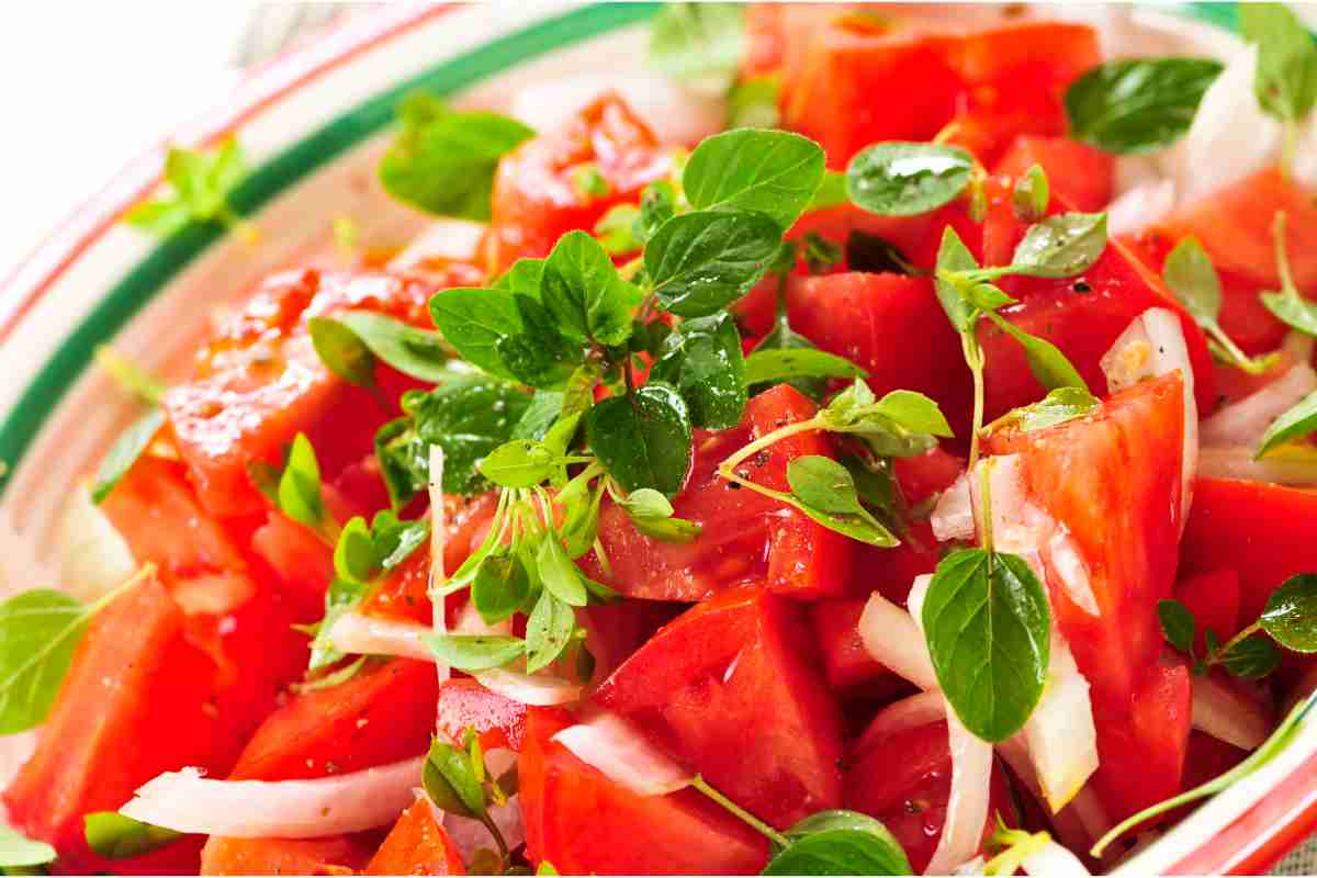 Insalata di pomodori sfiziosa e fresca: 6 ricette facili | Buttalapasta