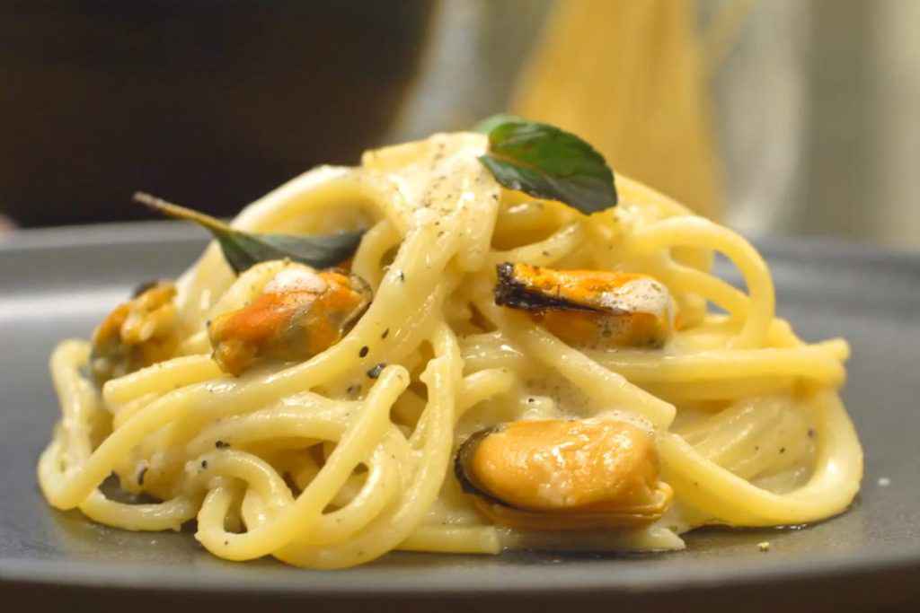 Spaghetti cacio e pepe con le cozze dello Chef Perisse