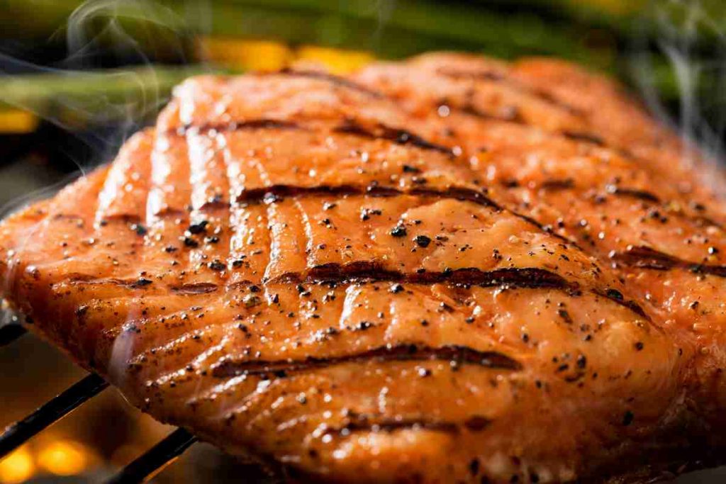 filetto di salmone grigliato visto da vicino