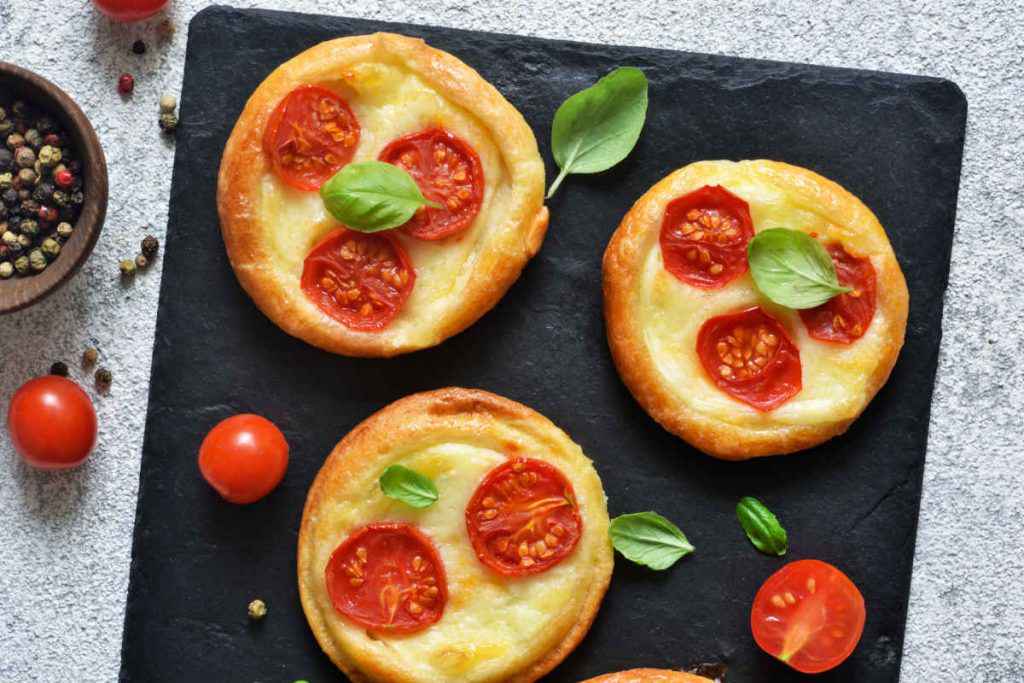 Torta salata estiva con pesto formaggio e pomodori