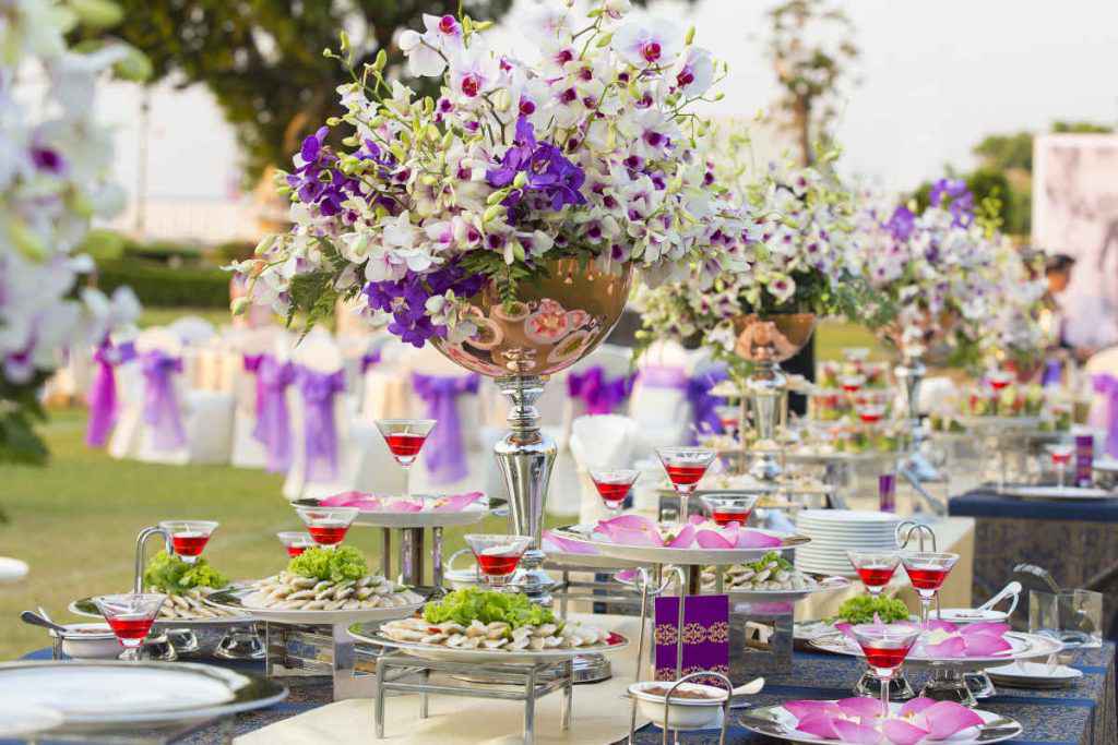 abbellire e decorare il tavolo per il buffet