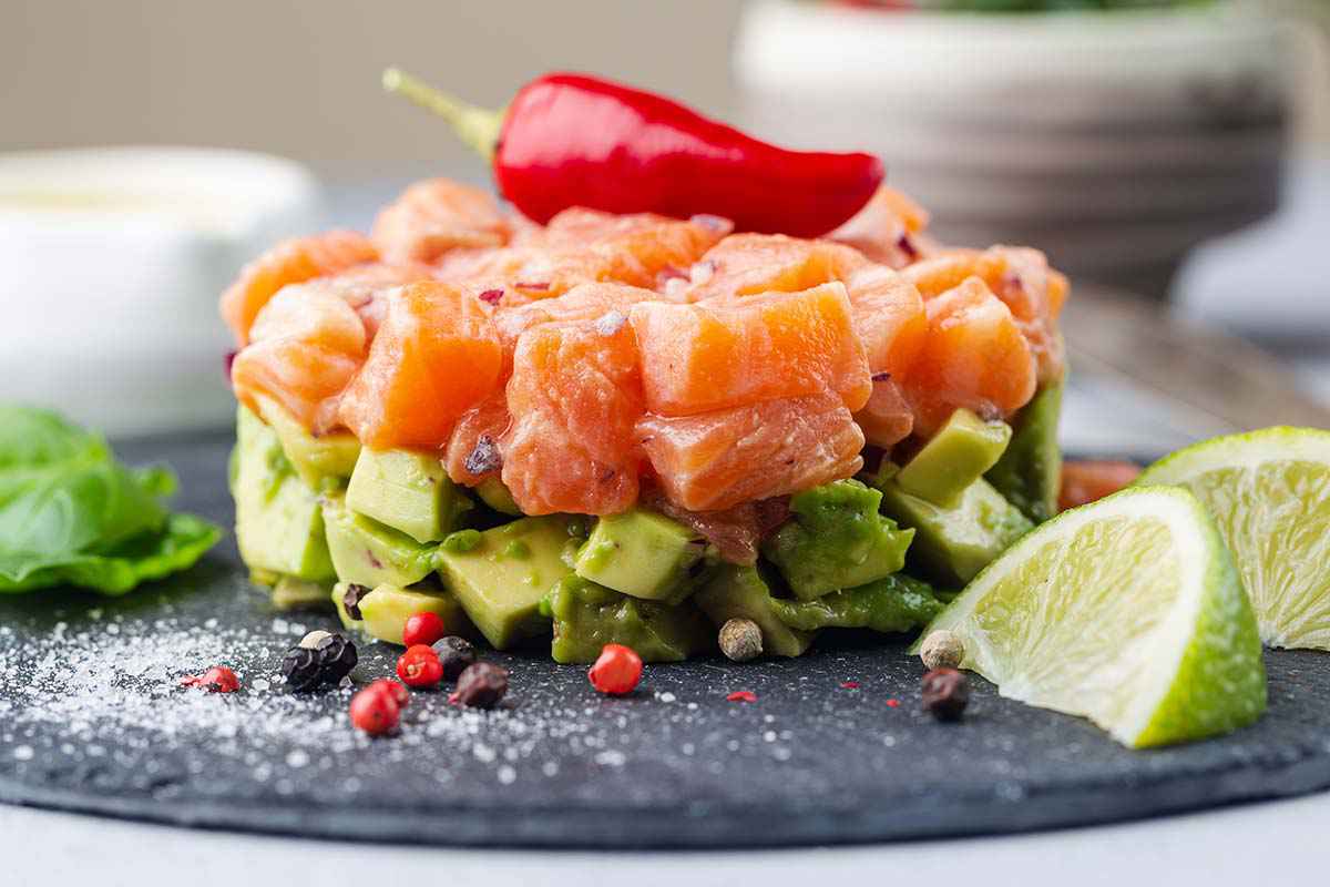 Antipasto di tartare con salmone e avocado