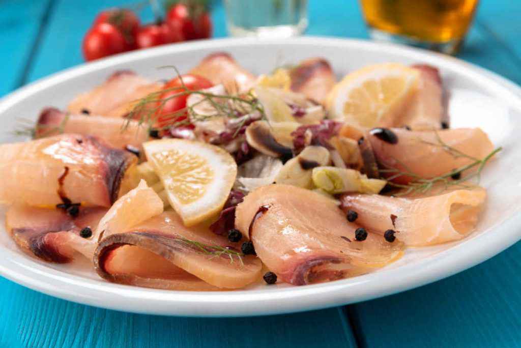 piatto con carpaccio di pesce spada al limone e pepe nero