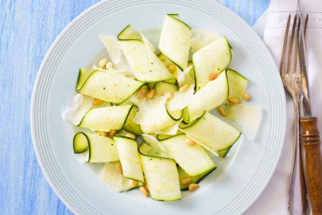 carpaccio di zucchine sottili in piatto bianco, ricette estive vegetariane