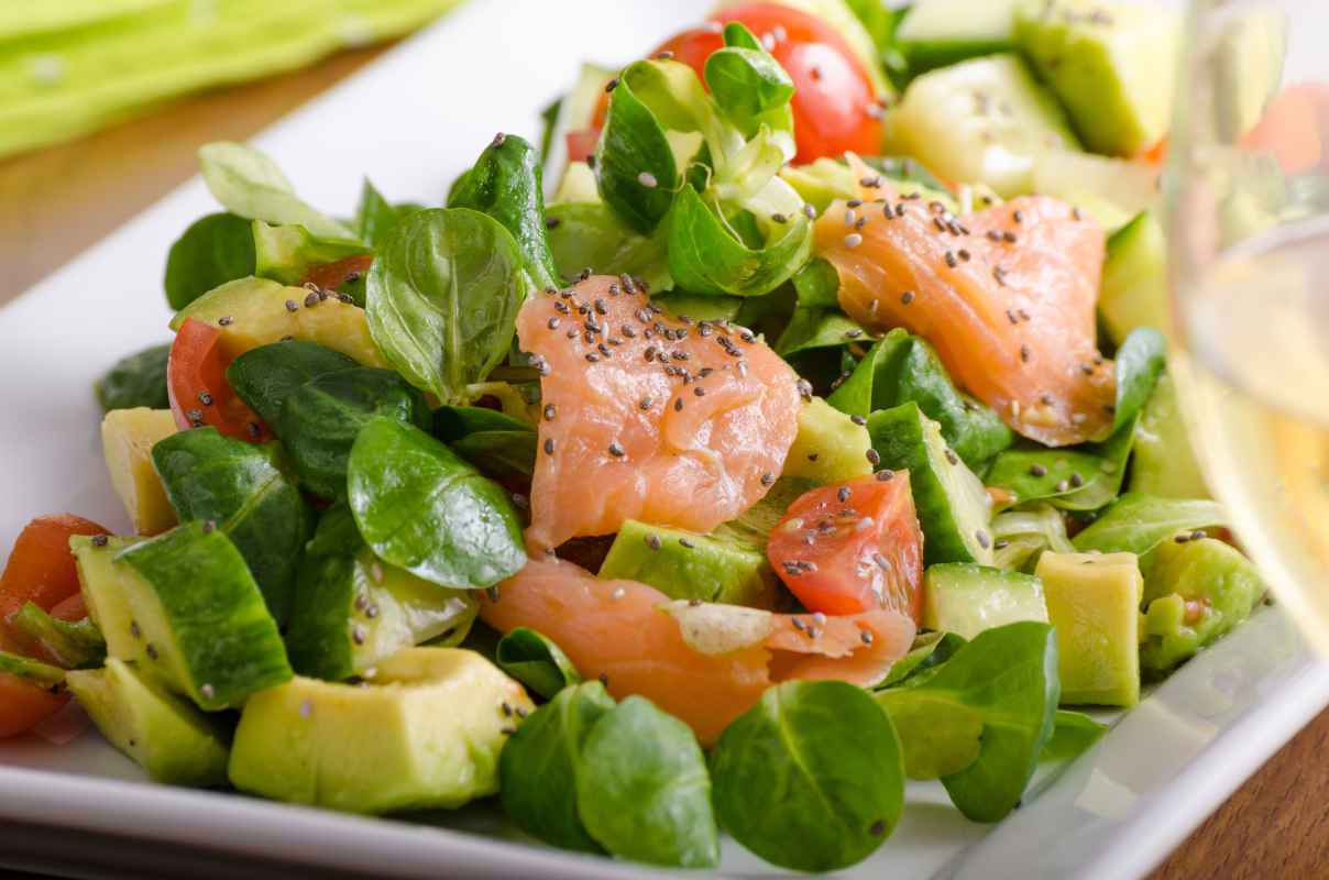 insalata di avocado e salmone da mangiare a pranzo come piatto unico