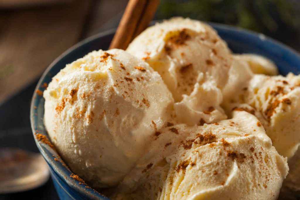 palline di gelato alla crema spolverato con cannella