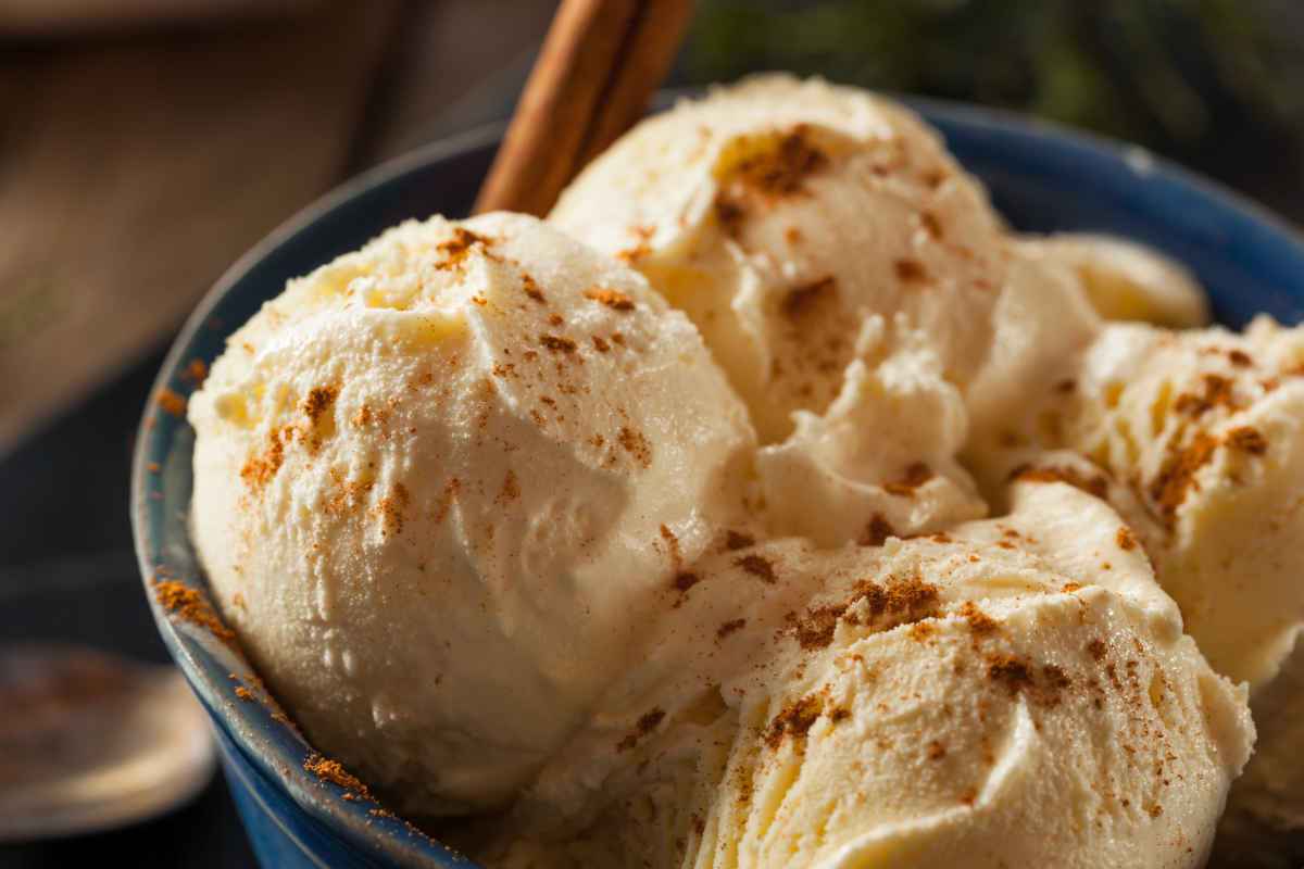 palline di gelato alla crema spolverato con cannella