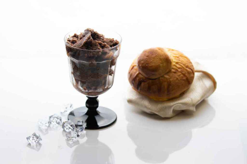 granita siciliana al cioccolato e brioche con tuppo