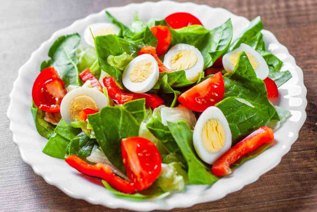 insalata sfiziosa con pomodori e uova sode, ricette estive vegetariane