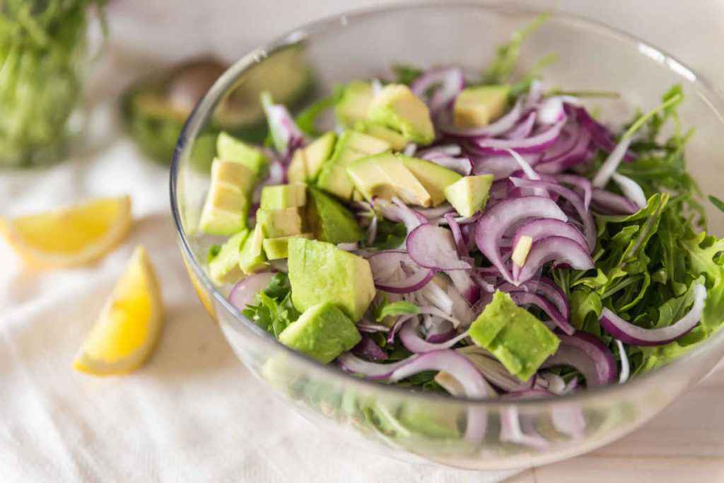 insalata di avocado per il pranzo di ferragosto