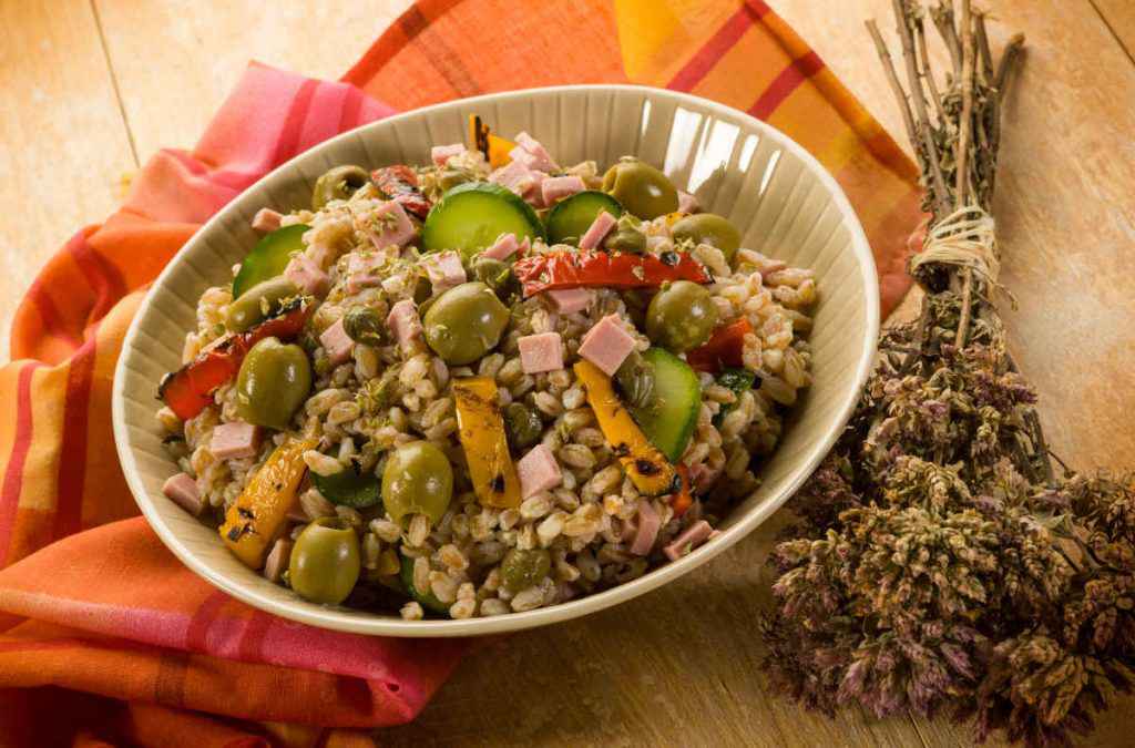 insalata di farro zucchine peperoni e prosciutto