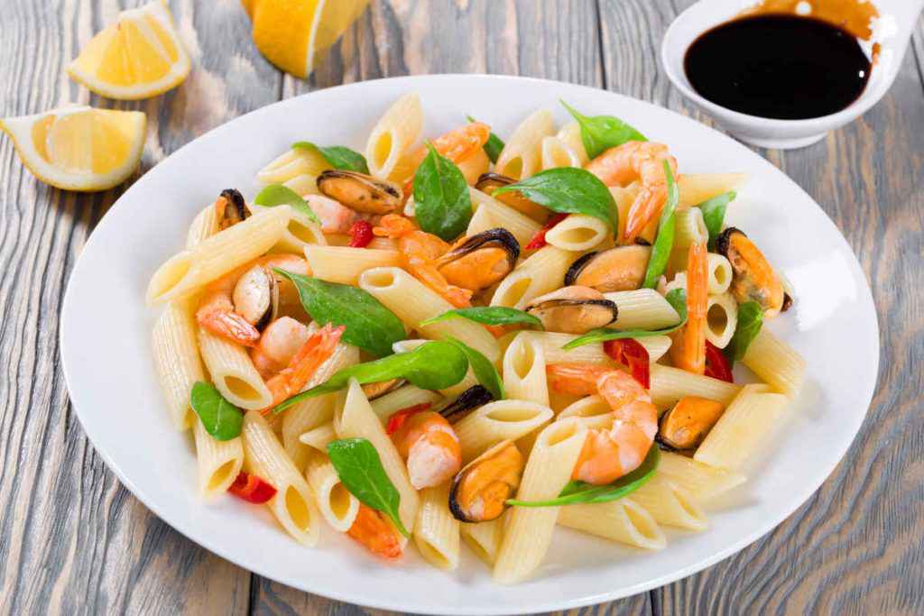 insalata di pasta fredda ai frutti di mare