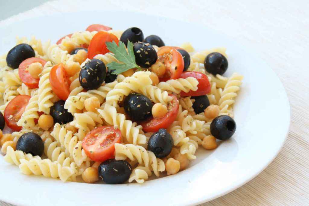 insalata di pasta fredda con ceci olive e pomodori