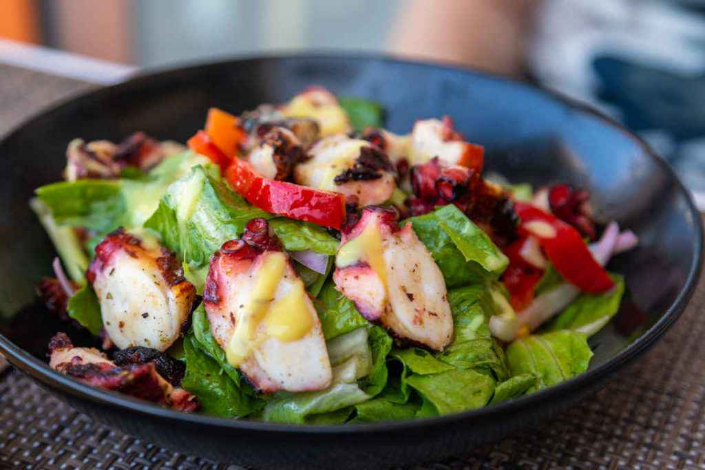 porzioine di insalata di polpo e verdure