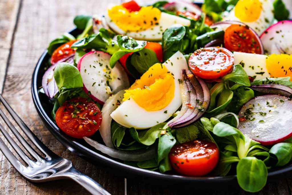 insalata mista pomodori e uova sode cena leggera