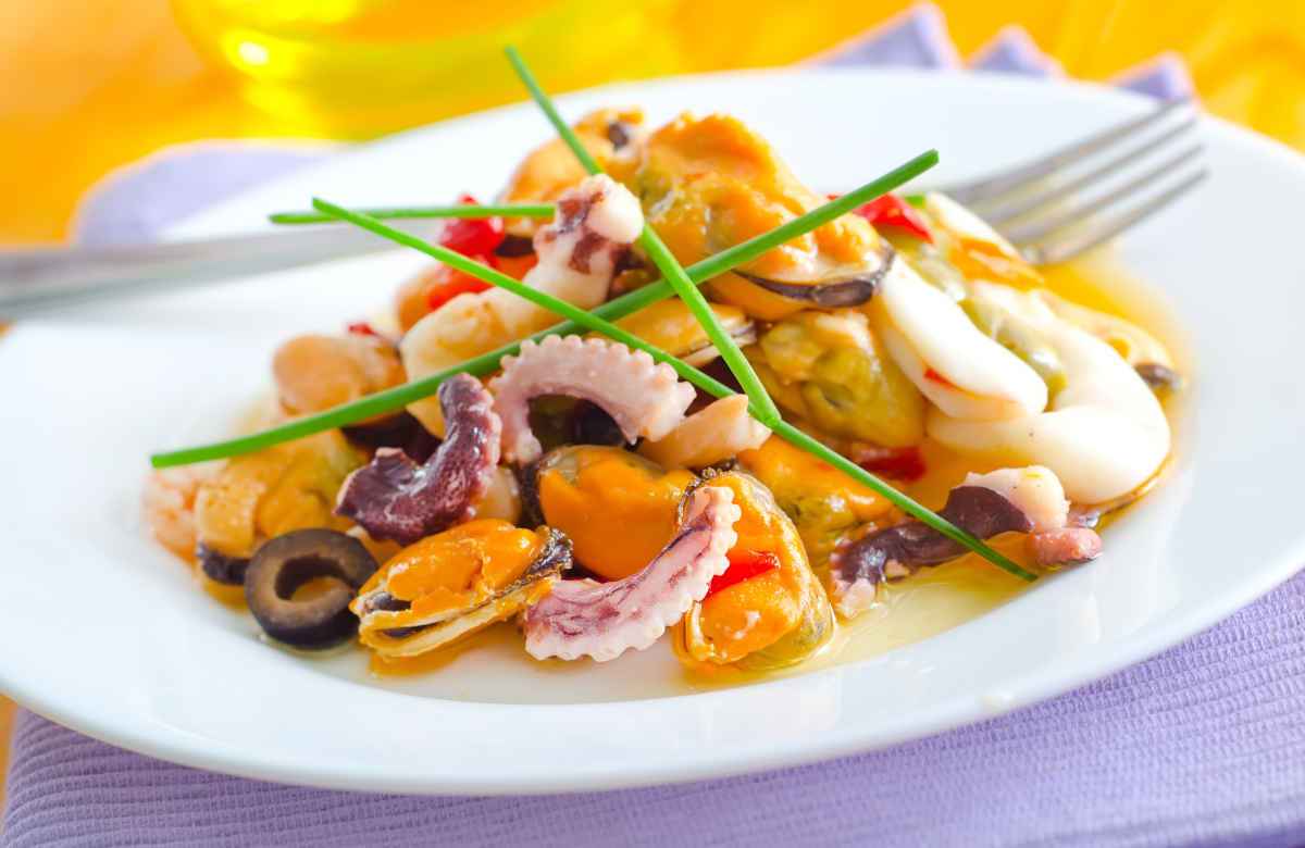 Insalate sfiziose con il pesce:  6 ricette da gustare