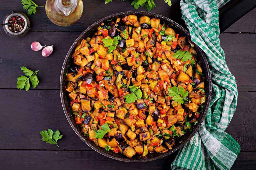 Melanzane a funghetto con pomodoro  per il pranzo di ferragosto