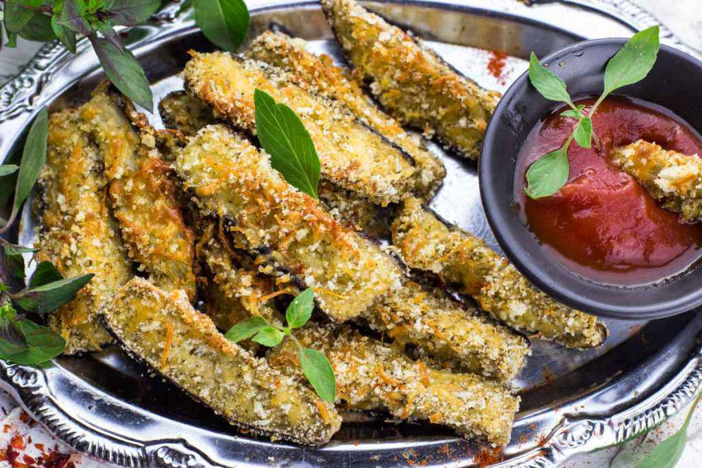 melanzane gratinate con salsa piccante al pomodoro per antipasti vegetariani caldi