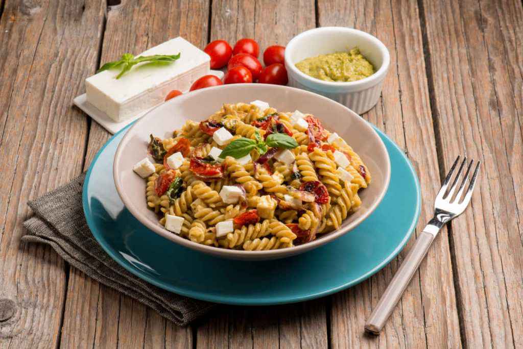 pasta fredda tricolore con pesto pomodori e feta