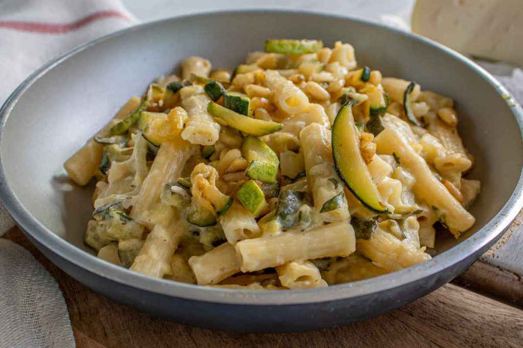 primi piatti vegetariani porzione di pasta fredda con zucchine e ricotta