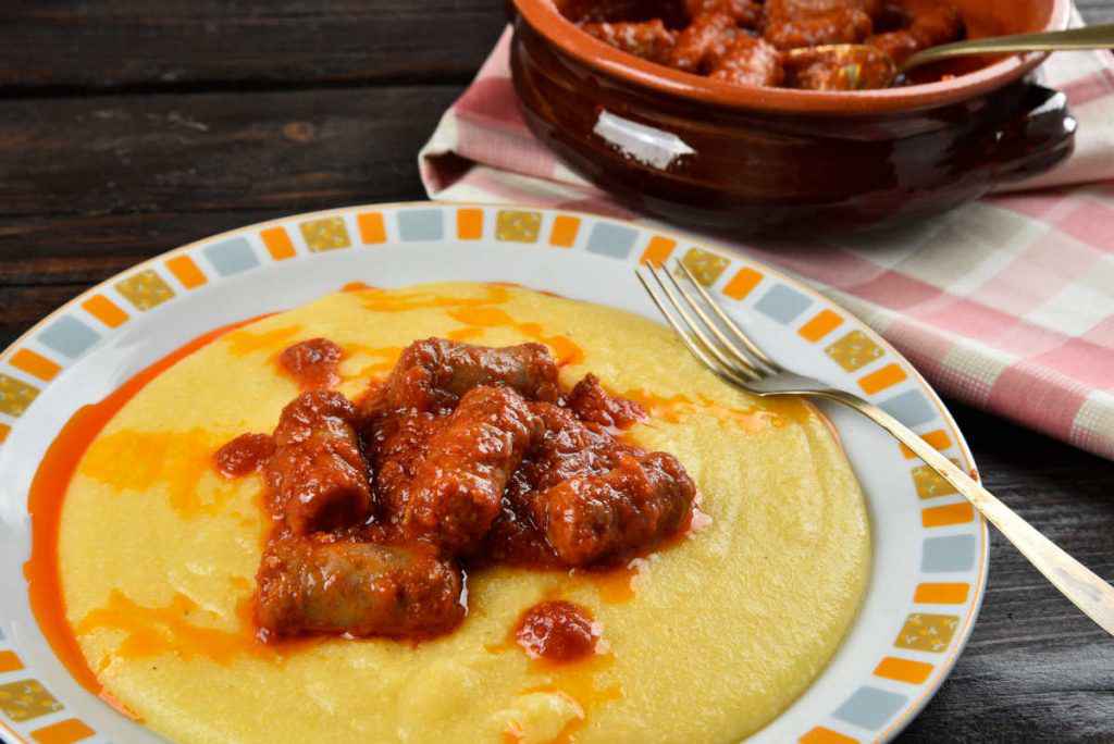 piatto di polenta morbida con salsiccia al sugo