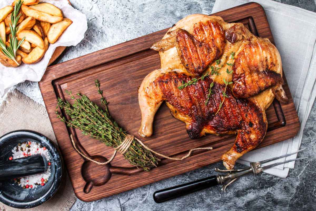tagliere con pollo grigliato