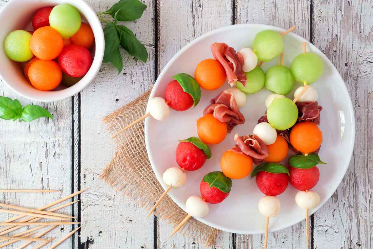 spiedini di frutta salati con anguria