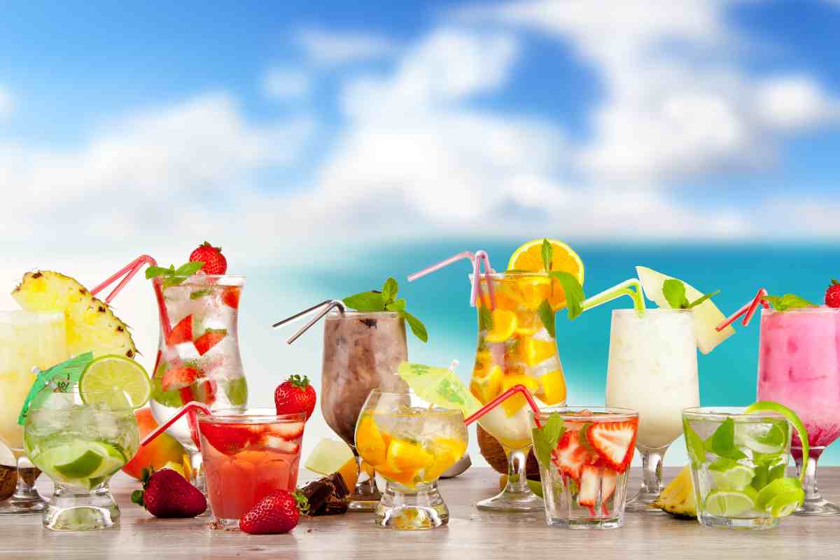 vari tipi di cocktail estivi alcolici e analcolici in bicchieri dalle forme diverse