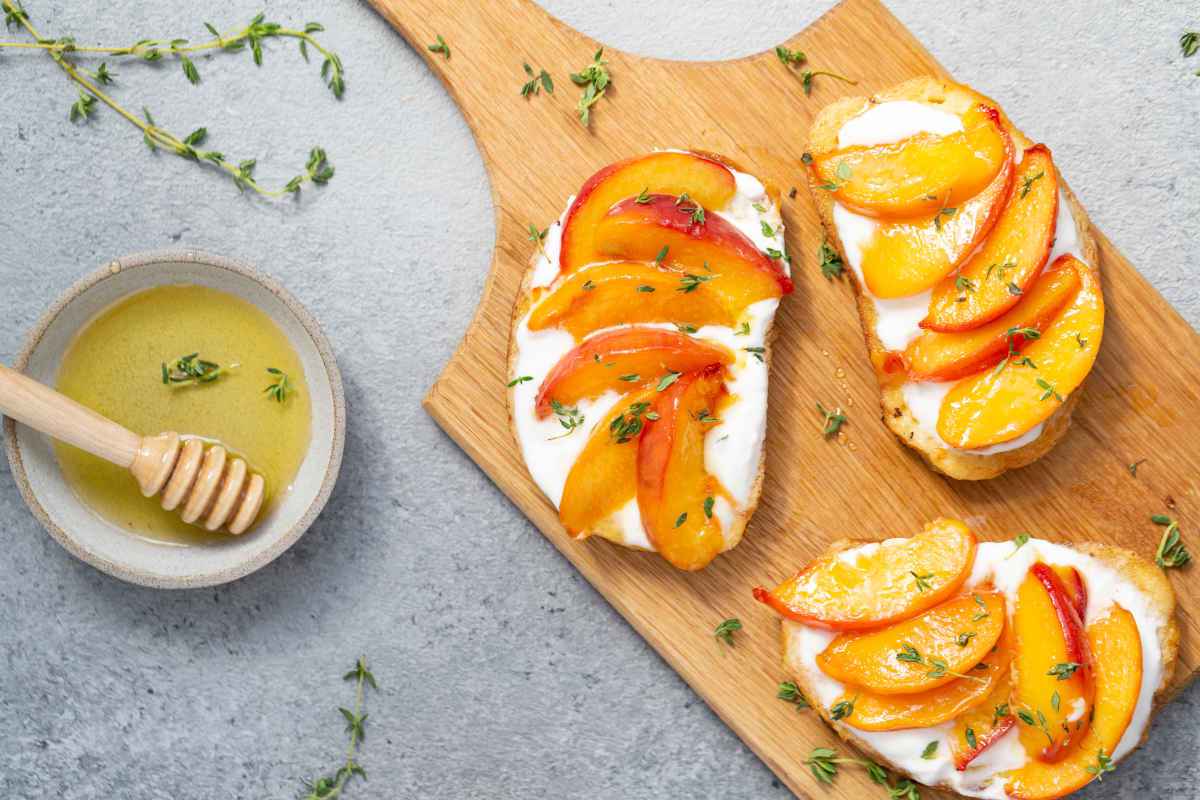 crostini con pesche e formaggio per antipasti con la frutta