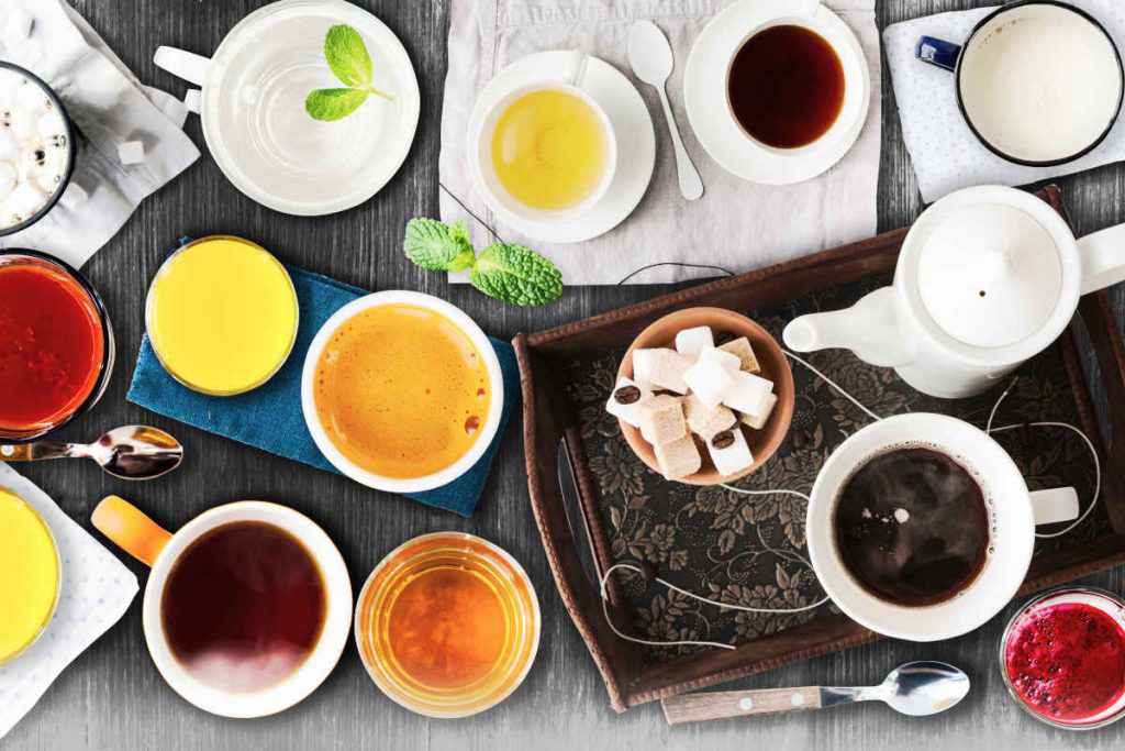 bicchieri e tazze con bevande per la colazione come in hotel