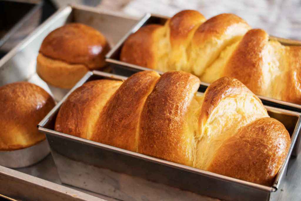 brioche classica lievitata in stampo da forno