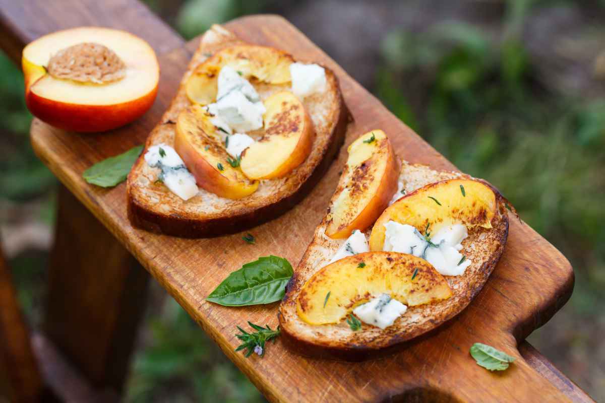 bruschetta con pesca e formaggio