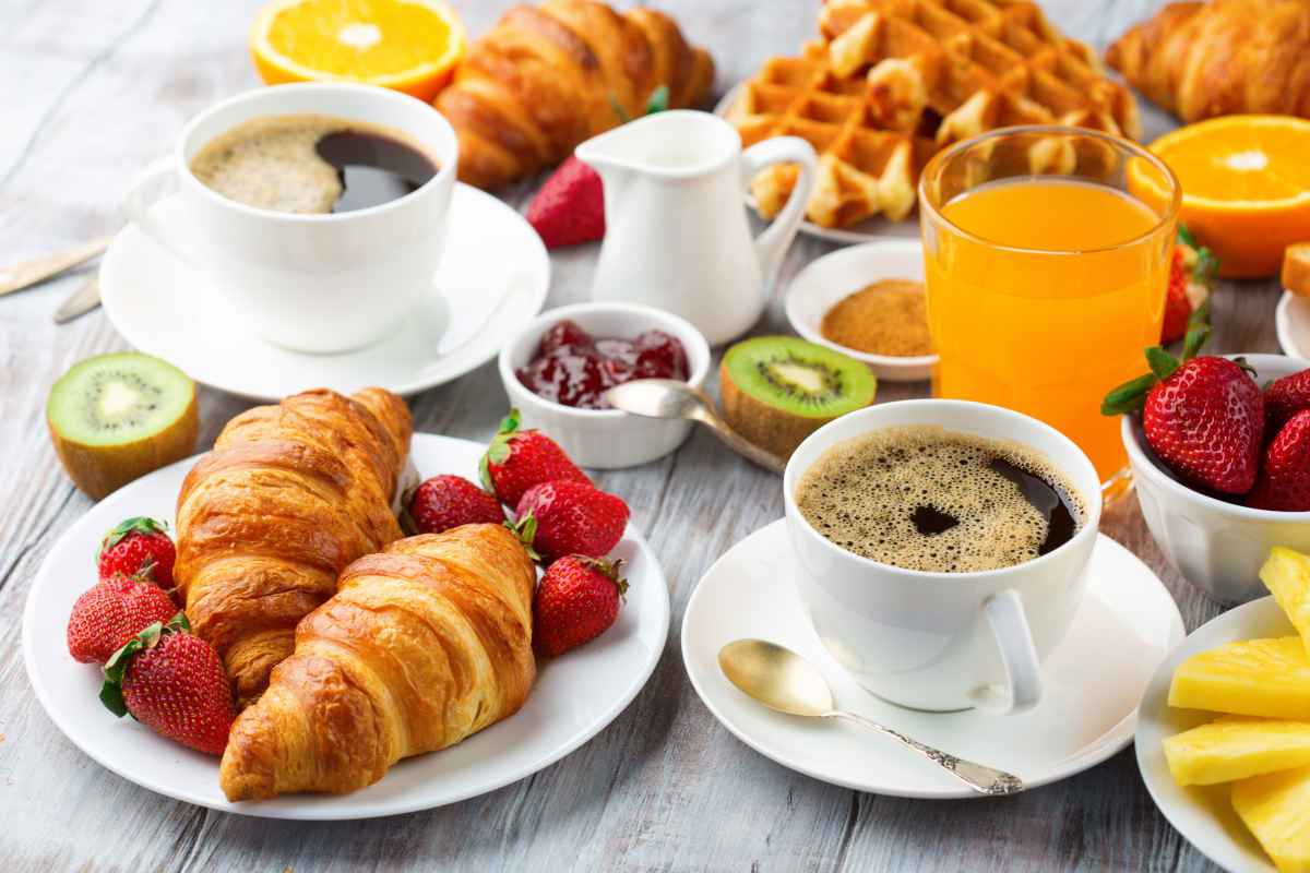 ricca colazione come in hotel con cibi e bevande tipici