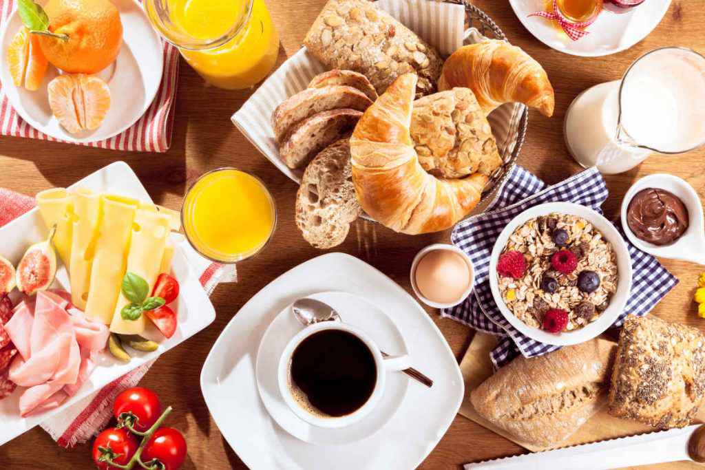 tavola imbandita con cibi per la colazione continentale