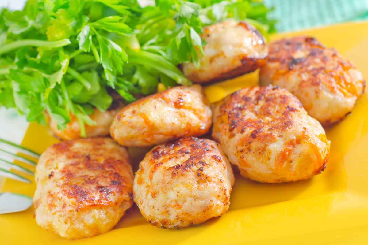 piatto con polpette di pesce sfiziose