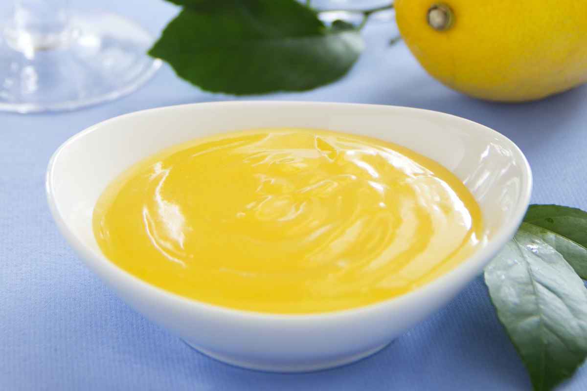 ciotola con porzione di crema di limone tipo lemon curd