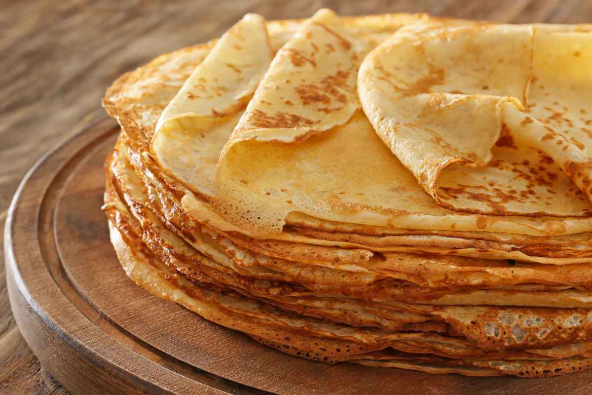 crepes in bottiglia cotte e messe su tagliere