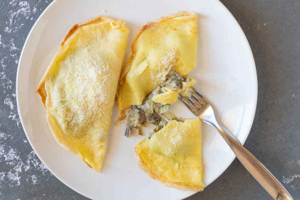 crespelle ai carciofi a forma di mezzaluna