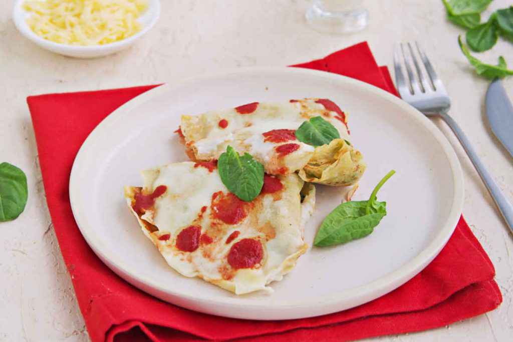 crespelle alla fiorentina con ricotta e spinaci besciamella e sugo di pomodoro